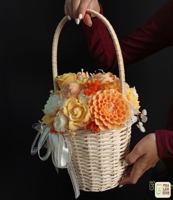 Giỏ hoa nến thơm nghệ thuật – Món quà độc đáo mang hương thơm và yêu thương