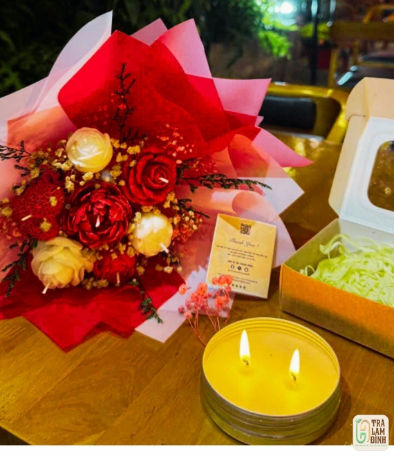 Món Quà Lãng Mạn Cho Ngày Valentine: Bó Hoa Nến Thơm Tạo Nên Khoảnh Khắc Đặc Biệt