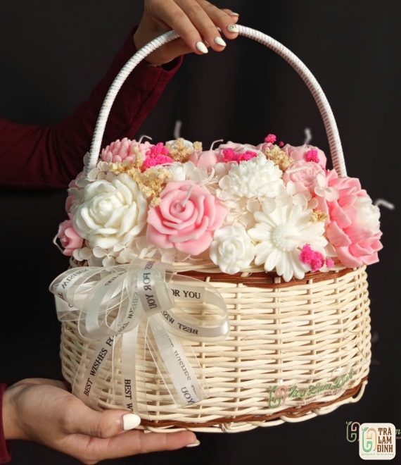 Giỏ hoa nến thơm màu hồng pastel – Món quà tinh tế gửi trọn yêu thương