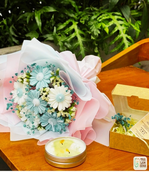 Món Quà Lãng Mạn Cho Ngày Valentine: Bó Hoa Nến Thơm Tạo Nên Khoảnh Khắc Đặc Biệt
